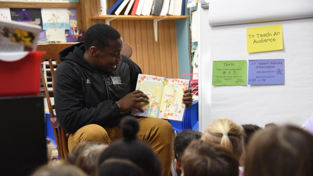 mentor reading to children